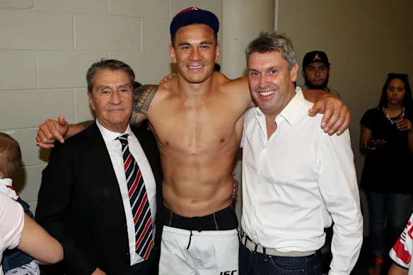 Politis avec Sonny Bill Williams et David Gyngell après la victoire des Roosters lors de la grande finale 2013 contre Manly.