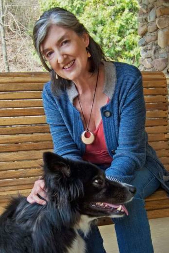 Kingsolver dans sa maison des Appalaches avec son chien, Walker, en 2018.