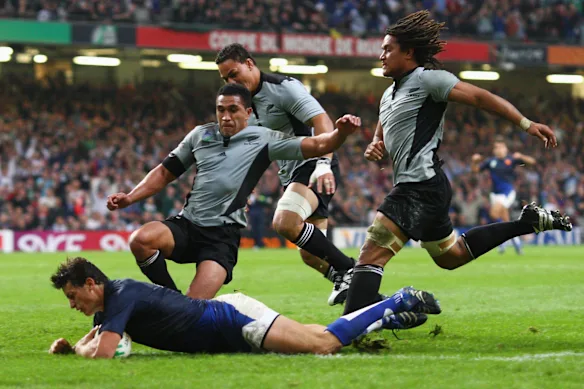 La France marque lors de la victoire surprise contre la Nouvelle-Zélande en quarts de finale de la Coupe du monde de rugby 2007.