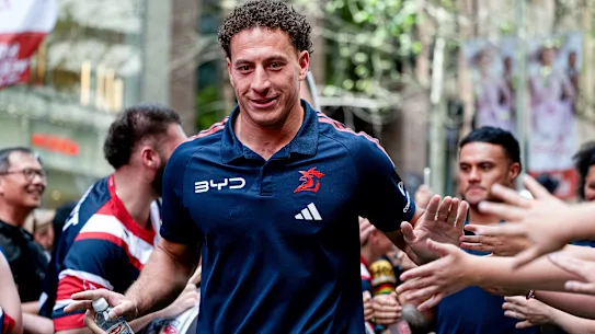 SYDNEY, AUSTRALIE - 01 OCTOBRE : les fans saluent Mark Nawaqanitawase des Sydney Roosters alors qu'il arrive avec son équipe pour une conférence de presse avant la Grande Finale de la LNR 2026, à Martin place le 01 octobre 2026 à Sydney, en Australie. (Photo par Ayush Kumar/Getty Images)