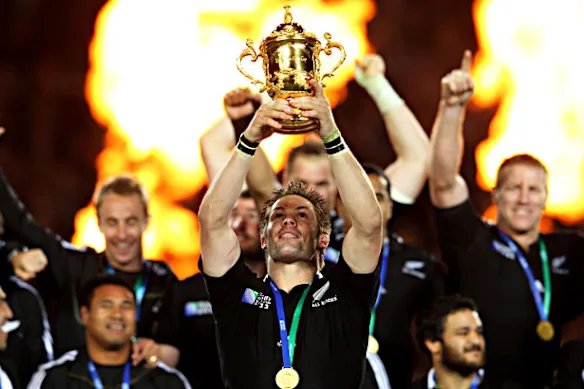 Richie McCaw remporte la Coupe William Webb Ellis après la victoire des All Blacks en finale de la Coupe du monde de rugby 2011.