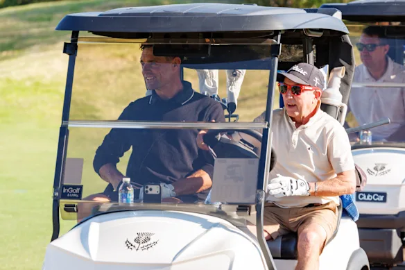 Dan carter avec le jockey Jim Cassidy lors d'une partie de golf au Bonnie Doon Golf Club.