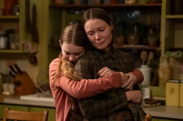 Summer H. Howell (à gauche) et Samantha Sloyan (à droite) dans la nouvelle série Carrie.