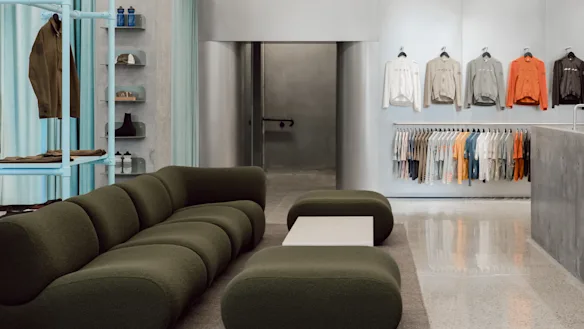 La palette de couleurs du magasin de Collingwood est un bleu poudré doux pour les étagères – à l'origine des échafaudages.