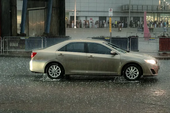 De fortes pluies s'abattent sur le parc olympique de Sydney.