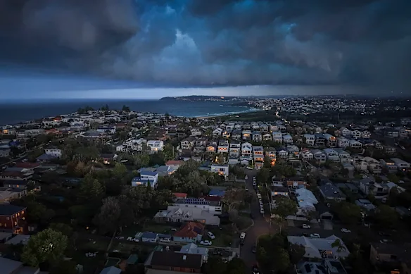 Les tempêtes transforment le jour en nuit sur Curl Curl.