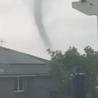 Tornade d&rsquo;Ulladulla : les habitants sont choqués alors que de violentes tempêtes endommagent des bâtiments et détruisent des arbres sur la côte sud de la Nouvelle-Galles du Sud