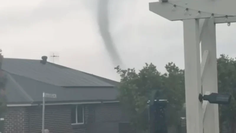 Tornade d'Ulladulla : les habitants sont choqués alors que de violentes tempêtes endommagent des bâtiments et détruisent des arbres sur la côte sud de la Nouvelle-Galles du Sud