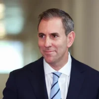Le trésorier Jim Chalmers présente l&rsquo;Australie comme une « sphère de sécurité » pour les investisseurs japonais lors d&rsquo;un voyage à Tokyo aux enjeux élevés.