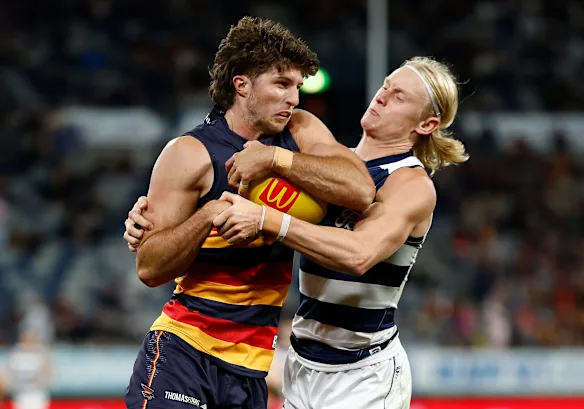En demande : l’ancien défenseur d’Adélaïde Jordon Butts (à gauche) est en route vers le Whitten Oval.