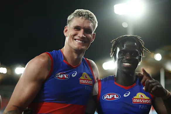 Jours heureux : Rory Lobb et Buku Khamis sont tout sourire, mais il reste à voir si Lobb restera au Whitten Oval, à l'approche de la période commerciale.