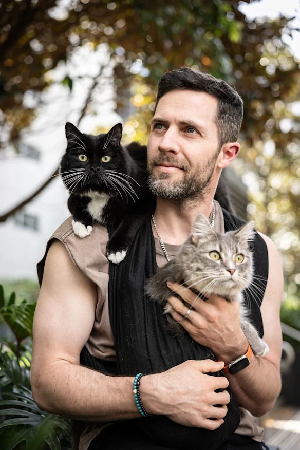Greg Beazley avec les chats Pom Pom et Bewty.