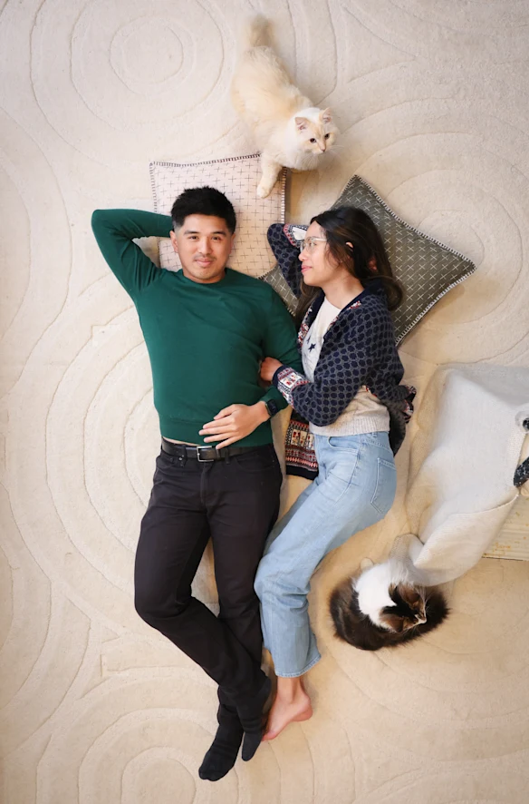 Eddie Kok et sa partenaire Joyce Lau, avec les chats Cloud (noir et blanc) et Jasper.