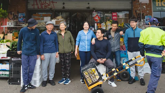 Family DINEasties est l'un des événements à guichets fermés du festival d'ouverture de Powerhouse Parramatta, (de gauche à droite) Patrick La, Chea Sreng, Ny Chan, Lang Sreng, Kevin La, Poi La et Jeffrey La, de Sengtavanh Asian Grocery, 