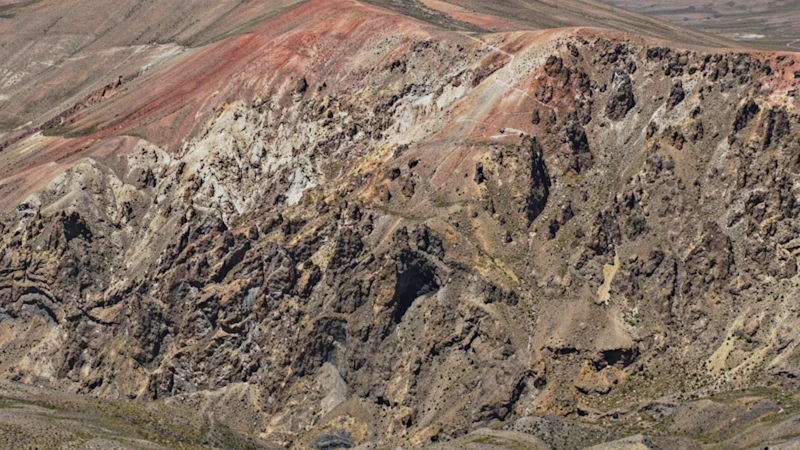 Patriot examine au microscope un couloir d'argent de 3 km au Pérou