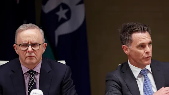 Anthony Albanese et Chris Minns sont en désaccord sur un certain nombre de questions. Maintenant, c'est l'économie.