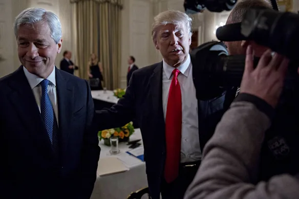 Sans jamais vraiment être un initié, Jamie Dimon a surtout entretenu une relation cordiale avec Donald Trump.