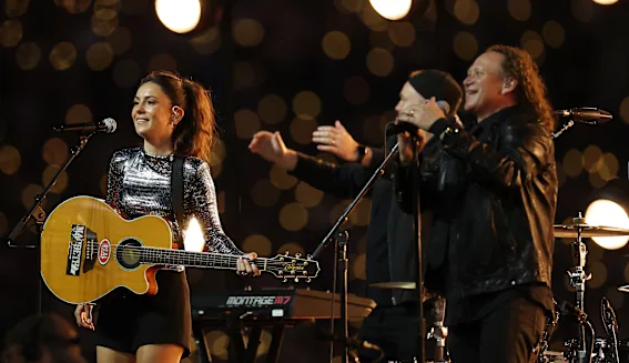 Amy Shark et Dave Gleeson se produisent avant la grande finale de la LNR.