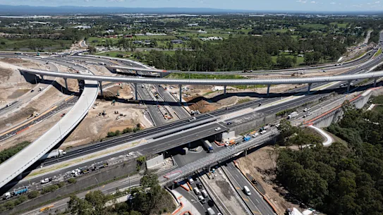 L'échangeur relie l'autoroute M12 à la M7 élargie.