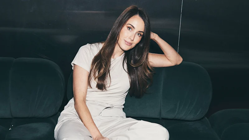 Profil de style de Jess Hatzis : comment l'entrepreneur organise sa garde-robe et trouve l'inspiration dans les années 90