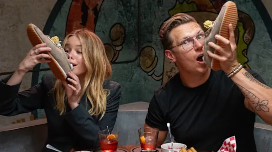 L'acteur australien Milly Alcock enseigne à l'animateur Josh Scherer comment faire un shoey dans un épisode de Last Meals.