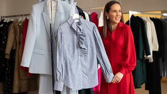 La styliste personnelle Caitlin Stewart examine les vêtements du showroom de la créatrice de mode australienne Sarah Lloyd à Redfern, Sydney.