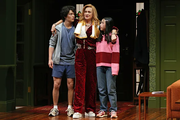 Ty Arnott, Helen Thomson et Brooklyn Davies dans The Unfriend.    