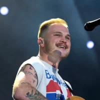 Polémique sur Ed Sheeran Macklemore : la star country Zach Bryan bat le record de fréquentation du Gillette Stadium en portant le maillot « Free Palestine »