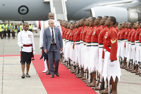 Le Premier ministre Anthony Albanese inspecte la garde d'honneur à son arrivée à l'aéroport de Nadi, aux Fidji. 
