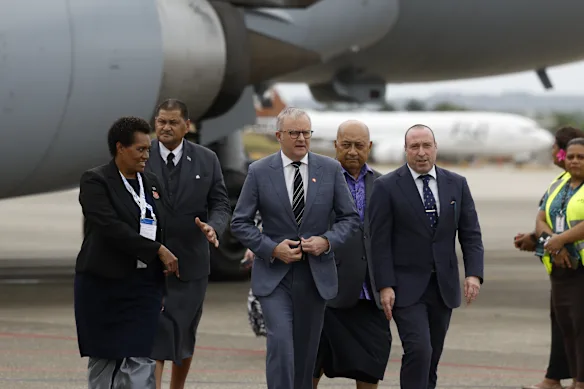 Le Premier ministre Anthony Albanese arrive à l'aéroport de Nadi pour la réunion pré-COP31 du Pacifique. Les dirigeants régionaux se rendront également à Tuvalu pour mettre en lumière la menace existentielle que la montée des eaux fait peser sur les nations de basse altitude du Pacifique. 