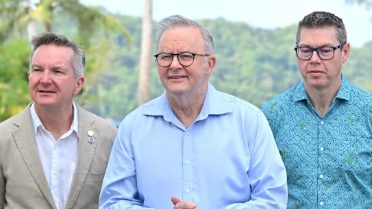 Le ministre du Changement climatique Chris Bowen, à gauche, aux côtés du Premier ministre Anthony Albanese et du ministre des Affaires des îles du Pacifique Pat Conroy plus tôt cette semaine à Palau.