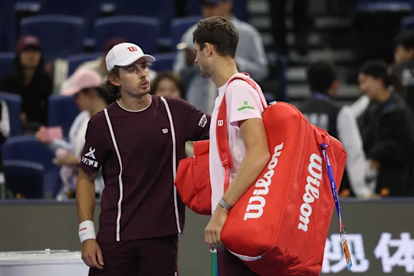 De Minaur console Hubert Hurkacz après son forfait en demi-finale. 