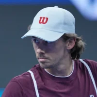 Alex de Minaur : la star australienne atteint la finale de l&rsquo;Open de Chine après l&rsquo;abandon d&rsquo;Hubert Hurkacz blessé