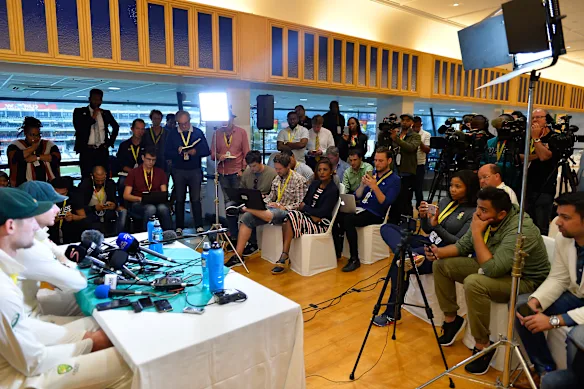 Cameron Bancroft et Steve Smith se présentent lors d'une tristement célèbre conférence de presse à Newlands.
