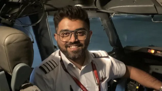 Le capitaine de l'avion, le ressortissant indien Smit Machchhar, a déverrouillé la porte du cockpit pour laisser entrer les passagers.