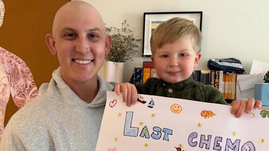 Nic Maddinson avec son fils August après son dernier traitement pour un cancer des testicules.