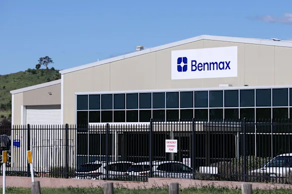 Une usine Firmus à Canberra qui fabrique de grandes boîtes métalliques blanches pour abriter et refroidir les puces d'IA de pointe qui alimentent l'entreprise.