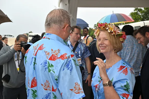 Le Premier ministre Anthony Albanese avec l'ancienne dirigeante australienne Julia Gillard à Tuvalu mardi.
