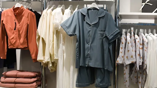 Un showroom Shein à Tokyo. Le choc des prix du pétrole provoqué par la guerre en Iran s’est également propagé au secteur de l’habillement.