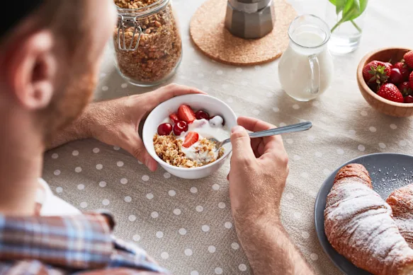 Faire votre propre muesli à la maison aide à maintenir les niveaux de sucre à un niveau bas, car de nombreuses variétés achetées en magasin en contiennent. 