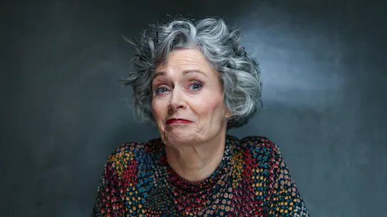 Judith Lucy à propos de son épuisement : « Je me suis juste dit : « Oh mon Dieu, je pense que je dois accepter que c'est à ça que ressemble l'épuisement professionnel » parce que l'idée d'avoir des projets, rien que d'y penser me donnait envie de pleurer.