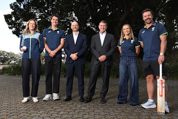 Mike Baird, président de Cricket Australia, et Todd Greenberg, PDG, posent avec Sophie Molineux, Pat Cummins, Ellyse Perry et Travis Head. 