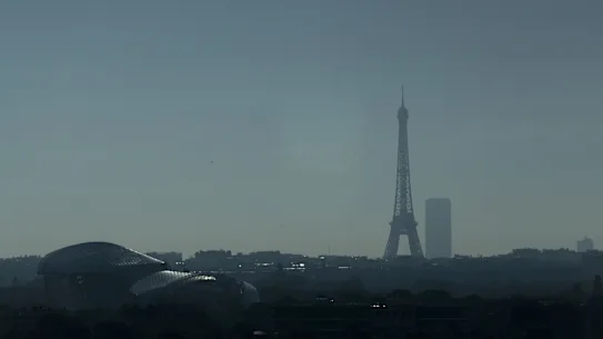 La Tour Eiffel au-delà du quartier d'affaires de La Défense à Paris dans le quartier d'affaires de La Défense à Paris. La liquidation de la dette mondiale a alimenté une déroute qui frappe la France plus durement et plus rapidement que prévu. 