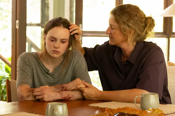 Zoe Phillips dans le rôle d'Edie Kelly avec Kate Box, qui incarne la mère d'Edie, Fiona, dans Dustfall.