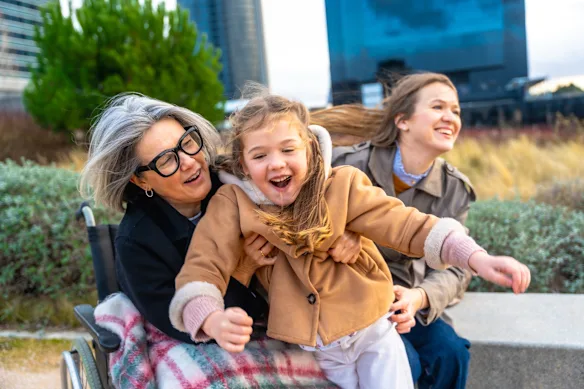 En plus des symptômes, les femmes ménopausées sont plus susceptibles d’avoir à s’occuper des enfants et des parents.