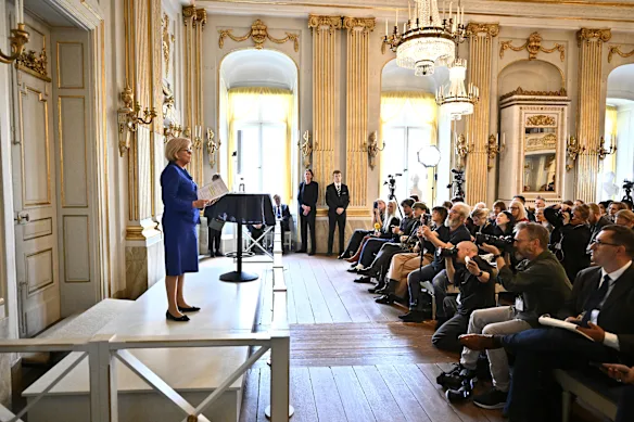 La secrétaire permanente de l'Académie suédoise, Ingrid Carlberg, annonce que l'écrivaine canadienne Anne Carson est lauréate du prix Nobel de littérature 2026.
