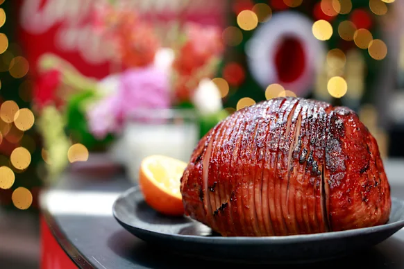 Le « jambon en spirale », partiellement prédécoupé pour gagner du temps à découper, sera largement présent dans les supermarchés ce Noël. 