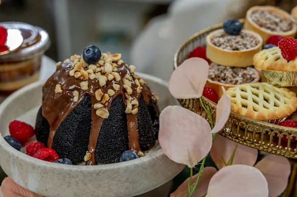 Woolworths a invité les influenceurs à goûter à sa gamme 2026 de puddings et tartes de Noël.
