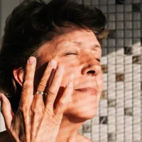 Application de crème solaire : pourquoi porter quotidiennement un SPF50+ et comment l&rsquo;appliquer correctement