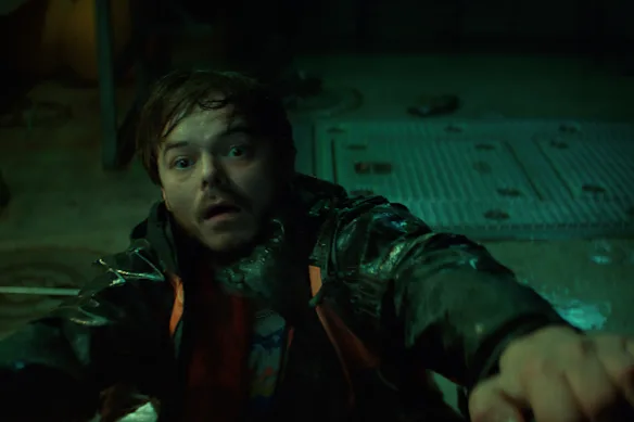 Fraîchement sorti de Stranger Things, Charlie Heaton dans le rôle de Wade, le fils capricieux de Calvin.